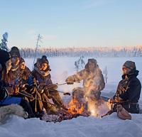 Dîner autour d'un feu de bois en pleine nature