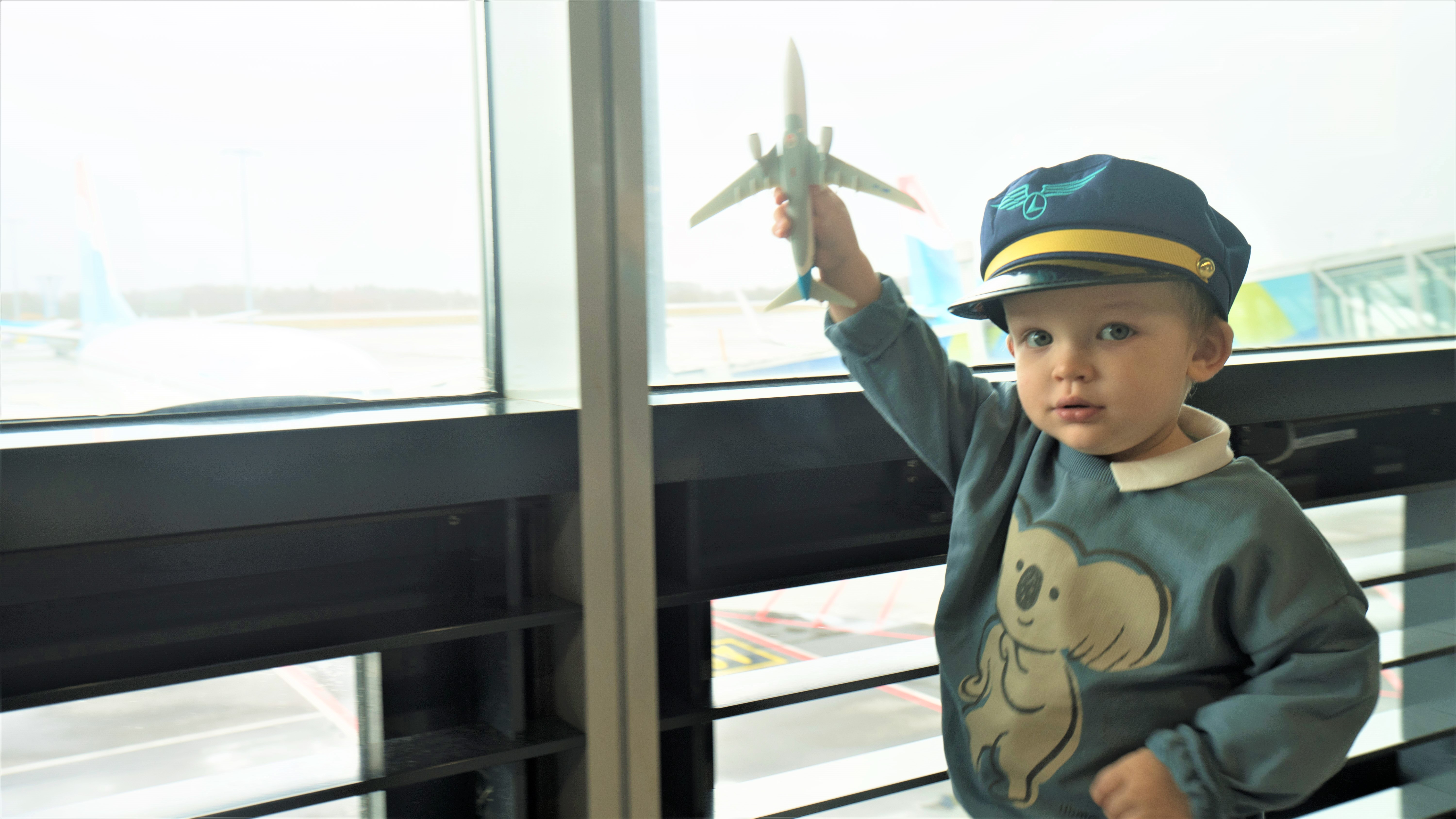 Kind vor dem Boarding Flughafen Luxemburg